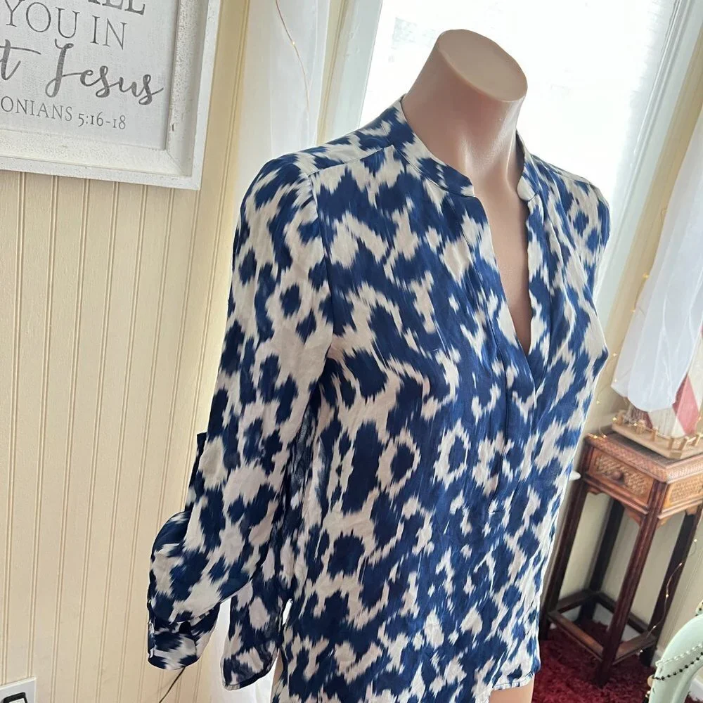 Vince Silk Ikat Print Blouse Blue White Size 4 - Picture 5 of 7